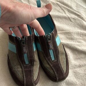 Lands end girls “zip trekker” shoe. Youth sizes 2. Gently worn